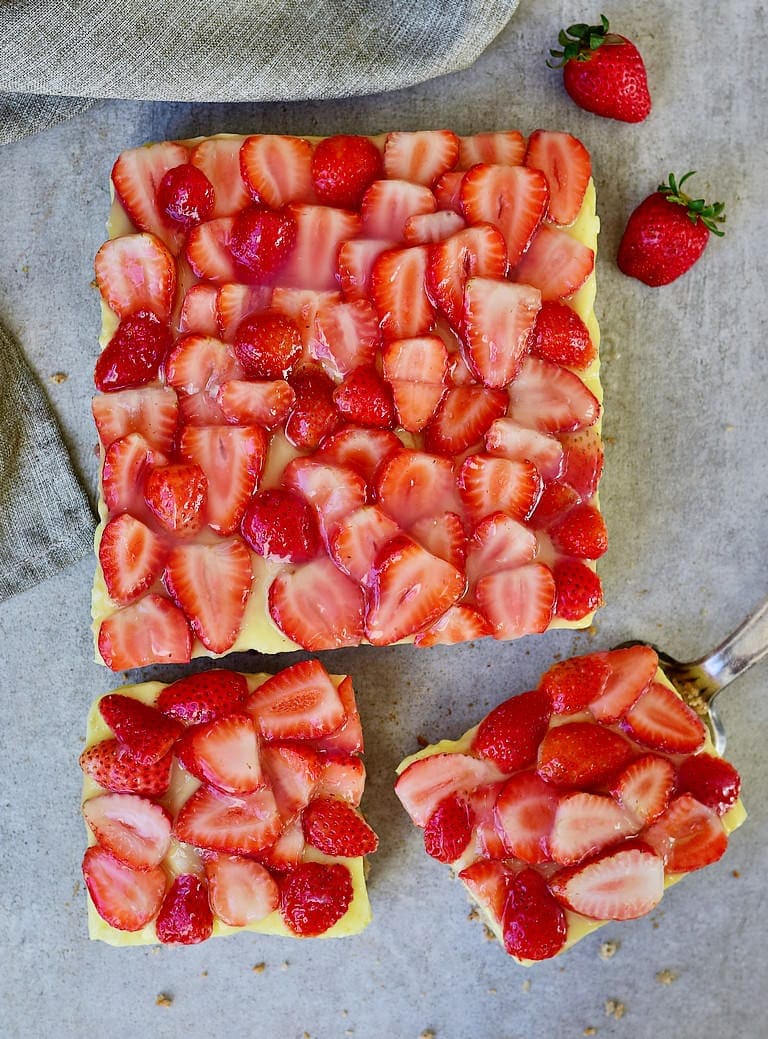 vegan strawberry cake with custard (pudding)