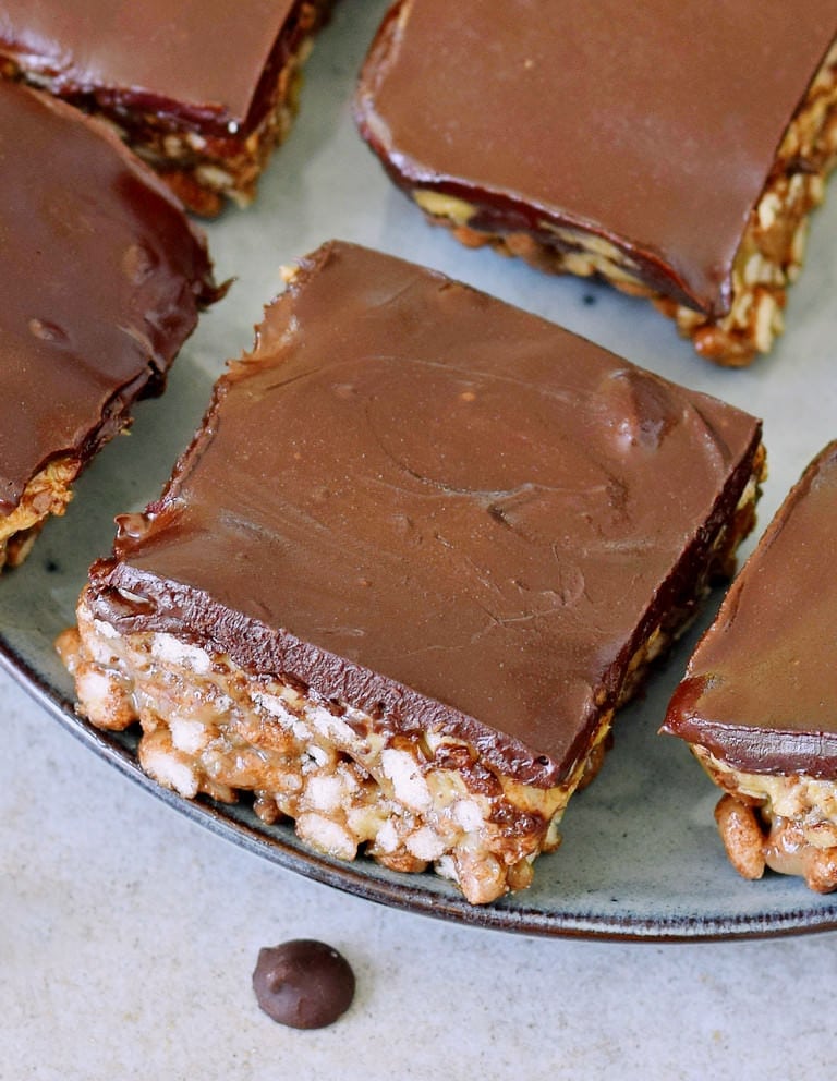Crunchy vegan cereal bars with chocolate