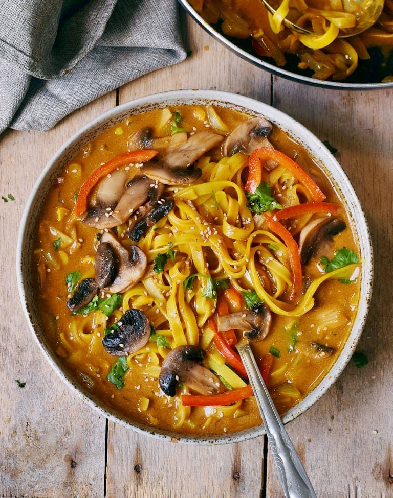 Vegane Tom Kha Gai Suppe mit Champignons und Paprika