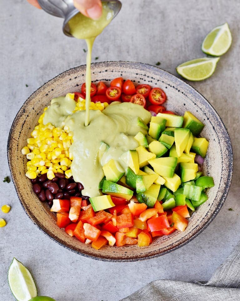 Gesunder mexikanischer Avocado Salat mit ölfreiem veganem Dressing
