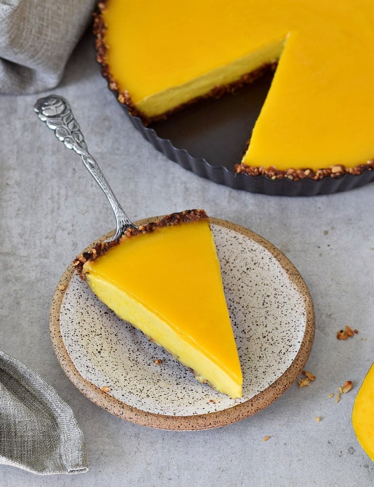ein Stück Mango Cheesecake Torte mit Gelee und Müslikruste