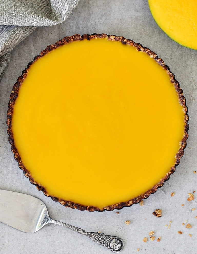 Ganze Mango-Tarte mit Gelee-Schicht