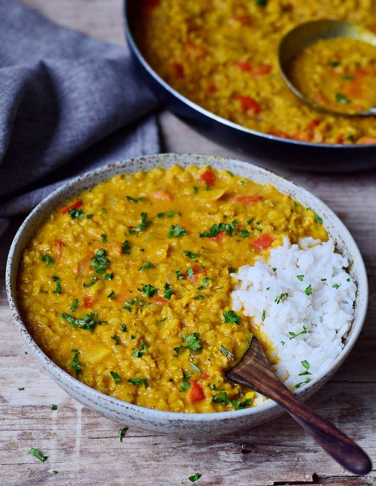 Rote Linsen Curry mit Reis in einer Schüssel
