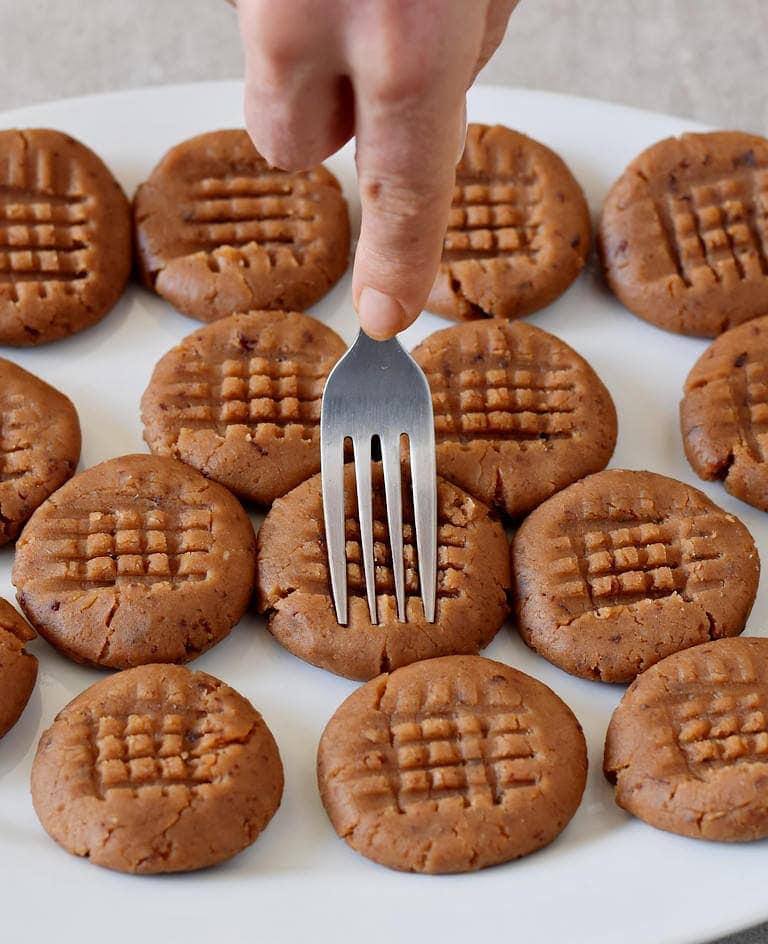 Vegane Erdnussbutter Kekse mit Kreuzmuster und Gabel