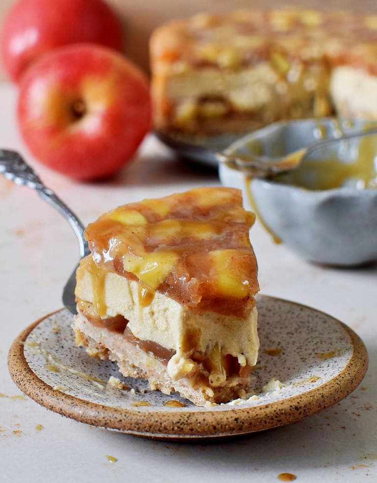 1 Stück Apple Cheesecake mit veganer Schmand-Schicht auf Teller