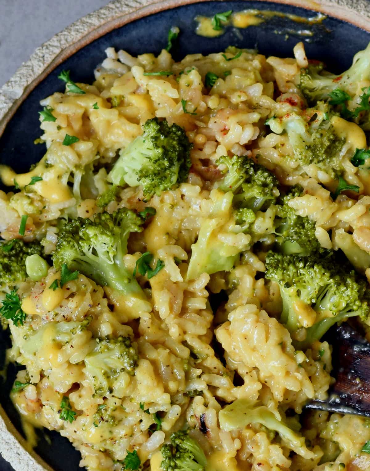 Nahaufnahme Brokkoli-Reis mit veganer Käsesauce