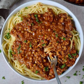 cropped-vegan-bolognese-with-spaghetti-in-a-bowl.jpg