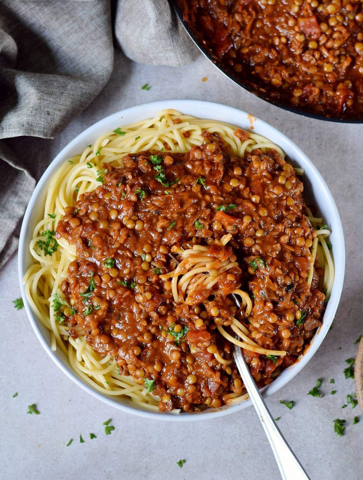Linsen-Bolognese mit Spaghetti in Schale mit Gabel