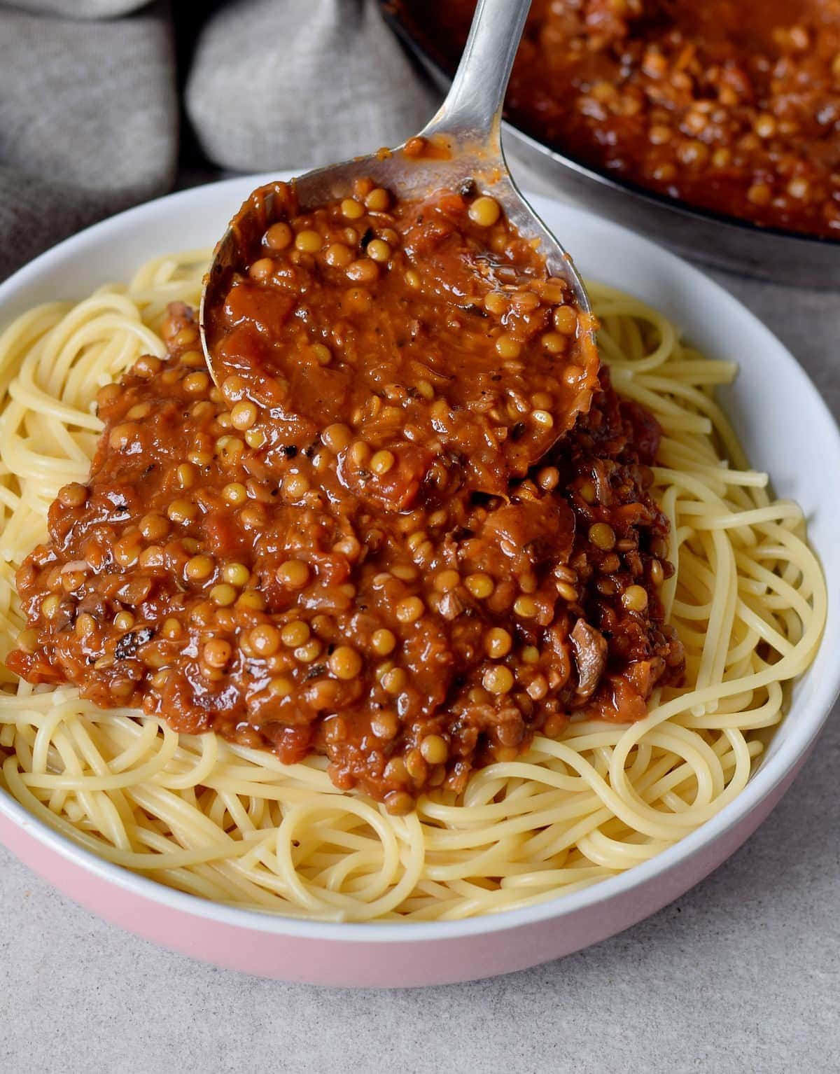 Spaghetti Bolognese mit Schöpfkelle in einer Schale