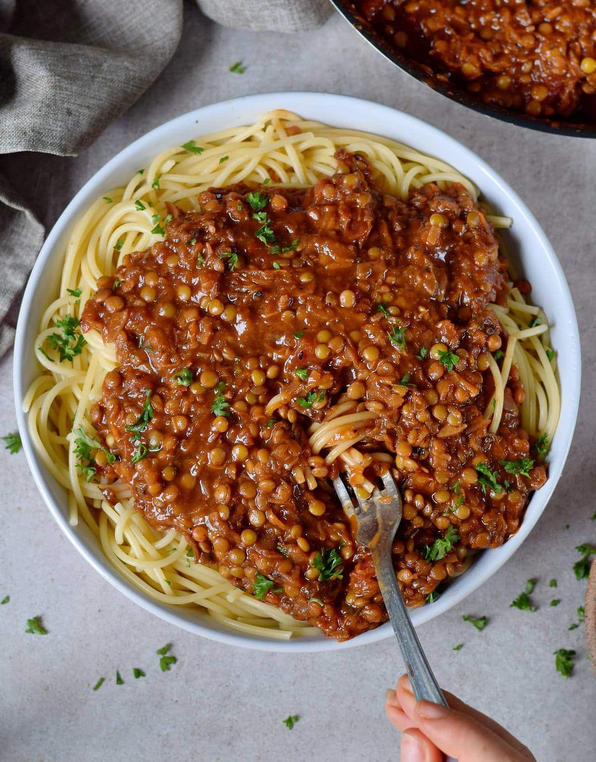 vegane Linsen Bolognese mit Spaghetti in einer Schale