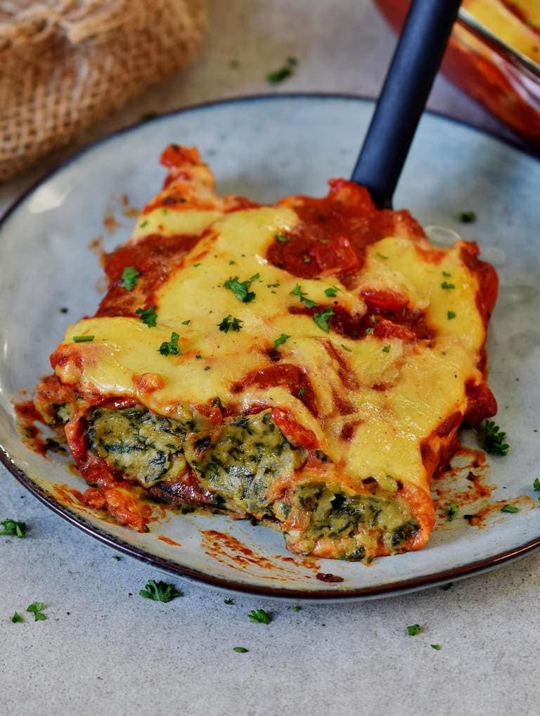 Three spinach and ricotta stuffed cannelloni with vegan cheese