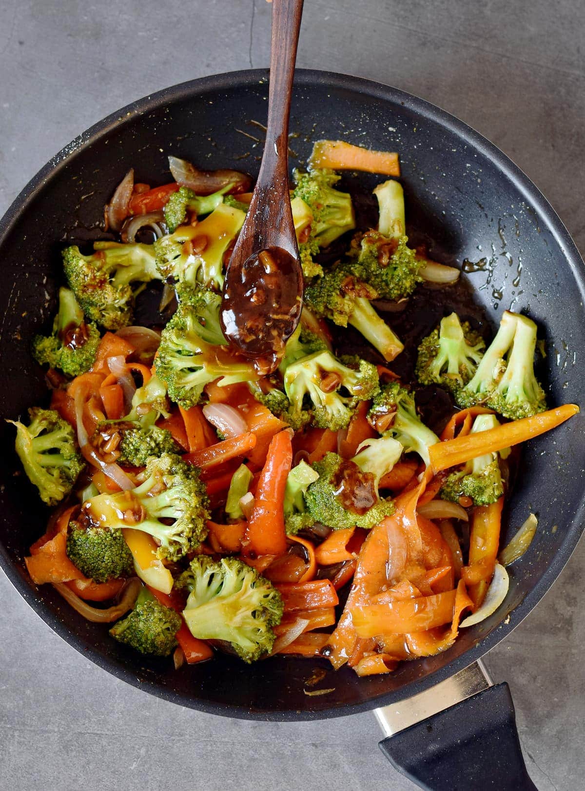 Brokkoli und Gemüse mit chinesischer Wok Soße in einer Pfanne