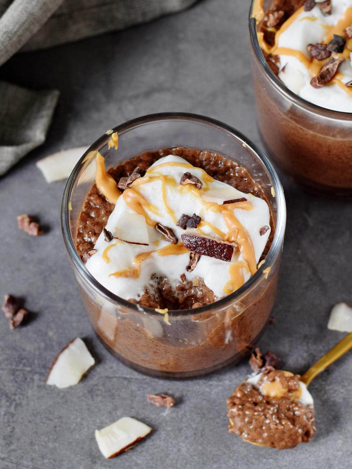 Chiapudding mit Schokolade in einem Glas mit Löffel von oben