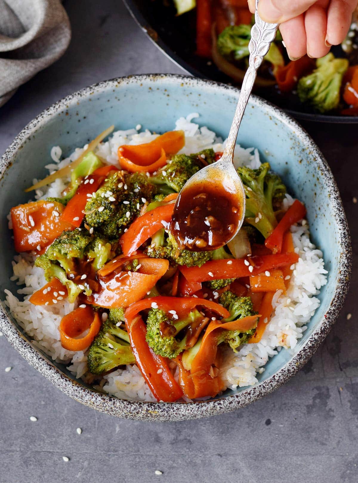 Brokkoli Gemüsepfanne mit Reis und chinesischer Soße in einer Schale