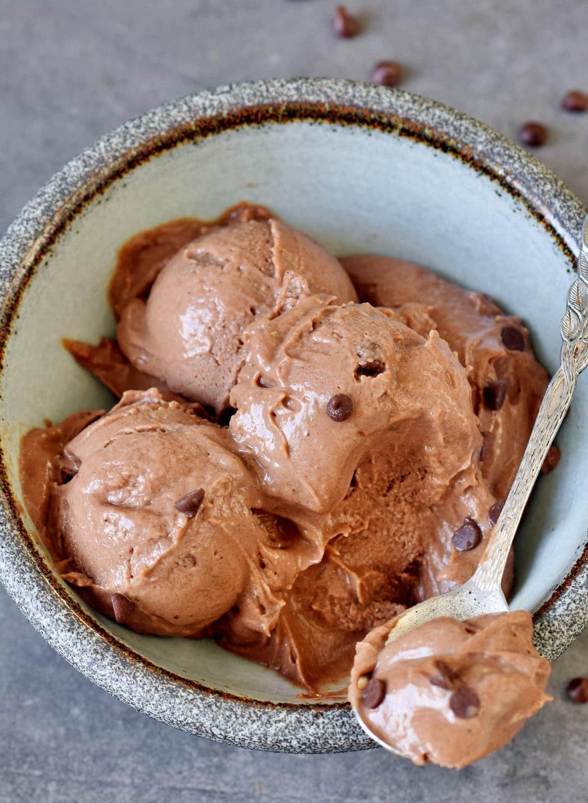 veganes Schokoladen-Soft-Eis in Schale