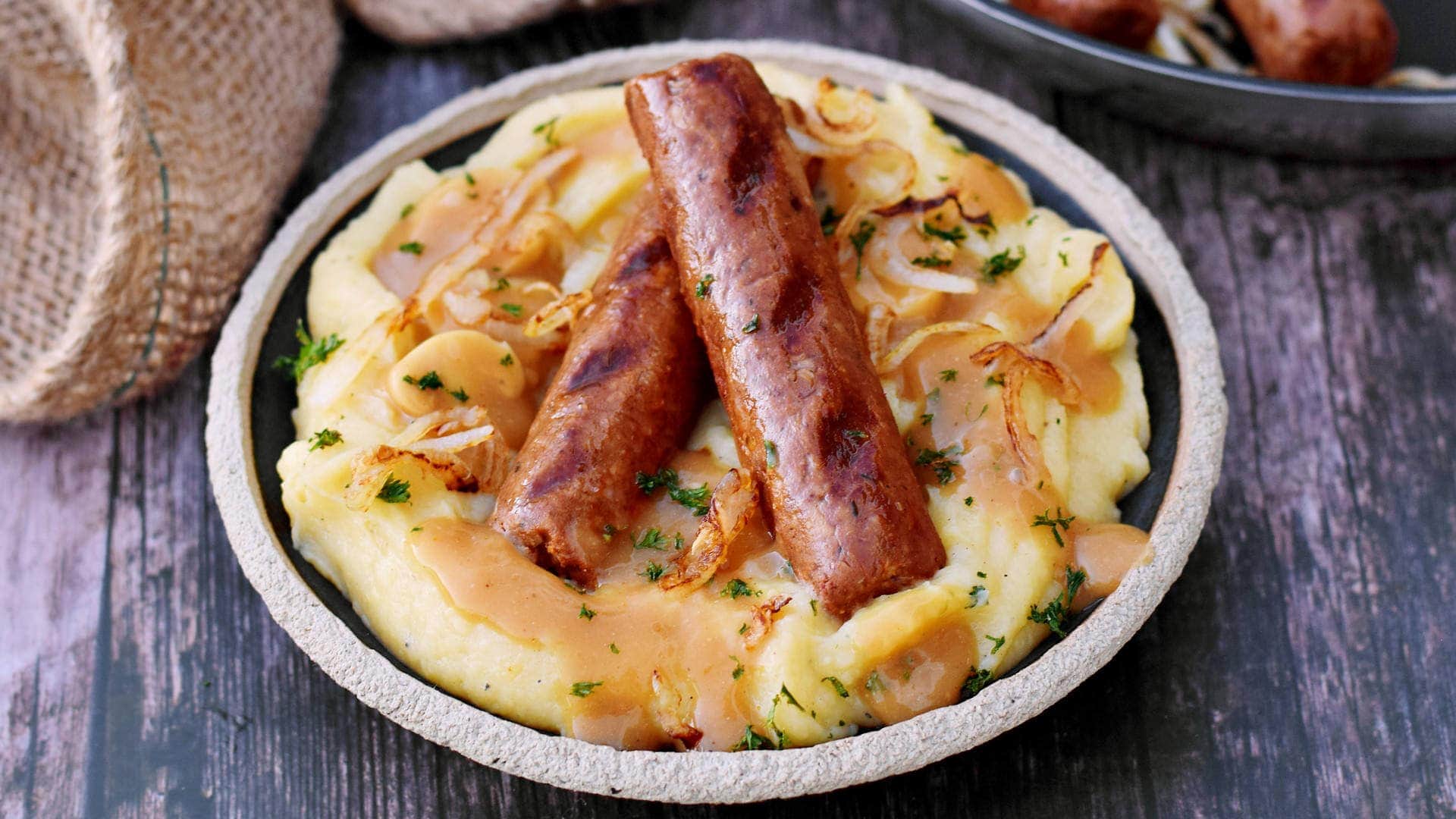 Querformat-Foto von Kartoffelbrei mit vegetarischen Würstchen