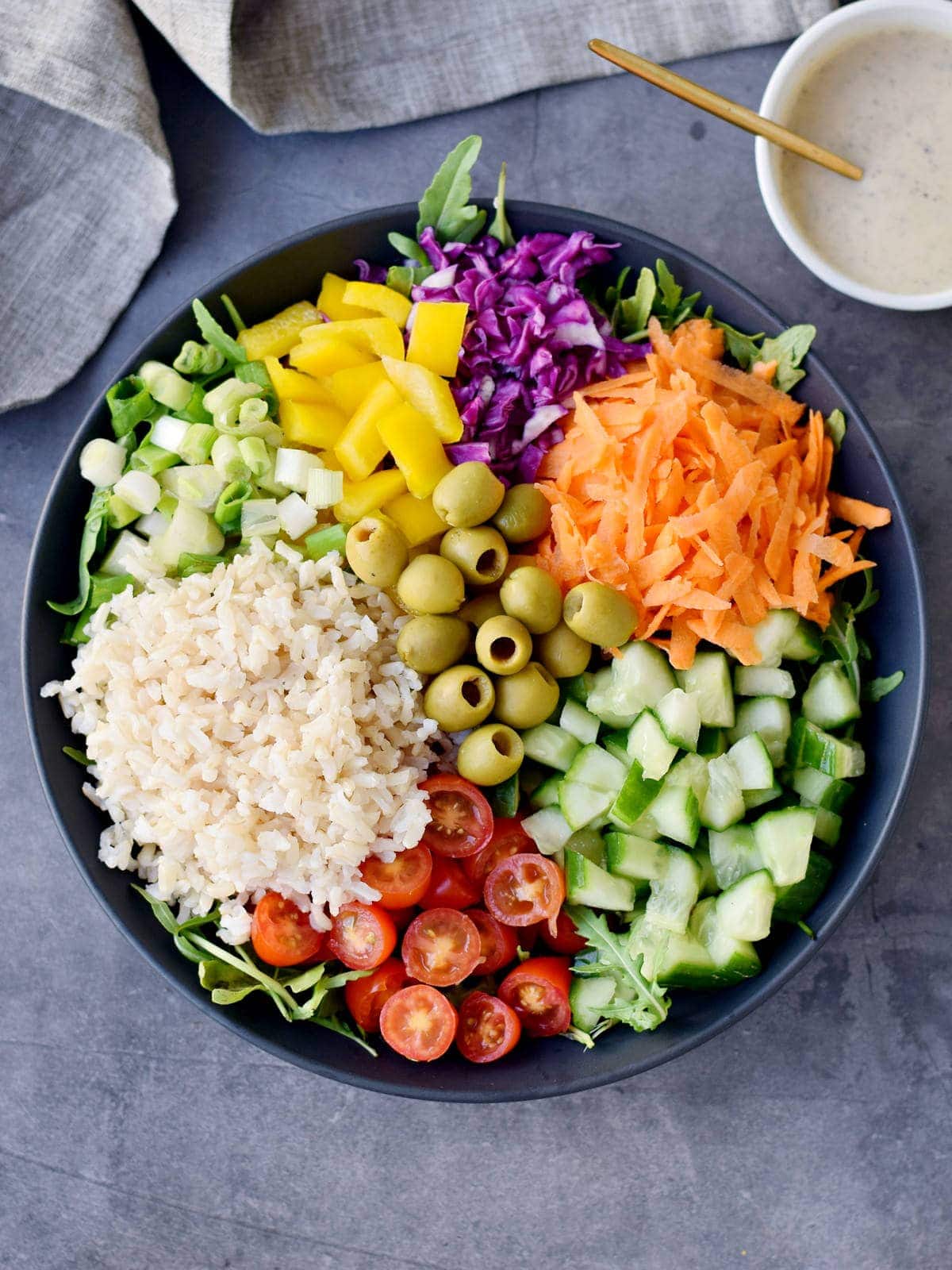 Gemüse- und Reis-Salat in schwarzer Schüssel
