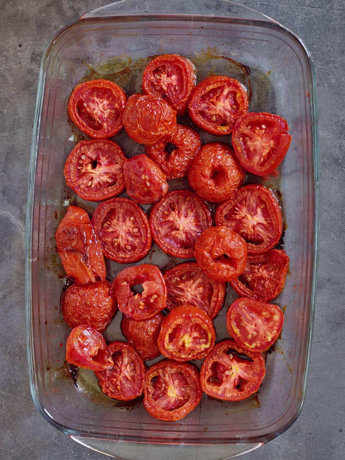 im Ofen geröstete Tomaten in Glas-Auflaufform