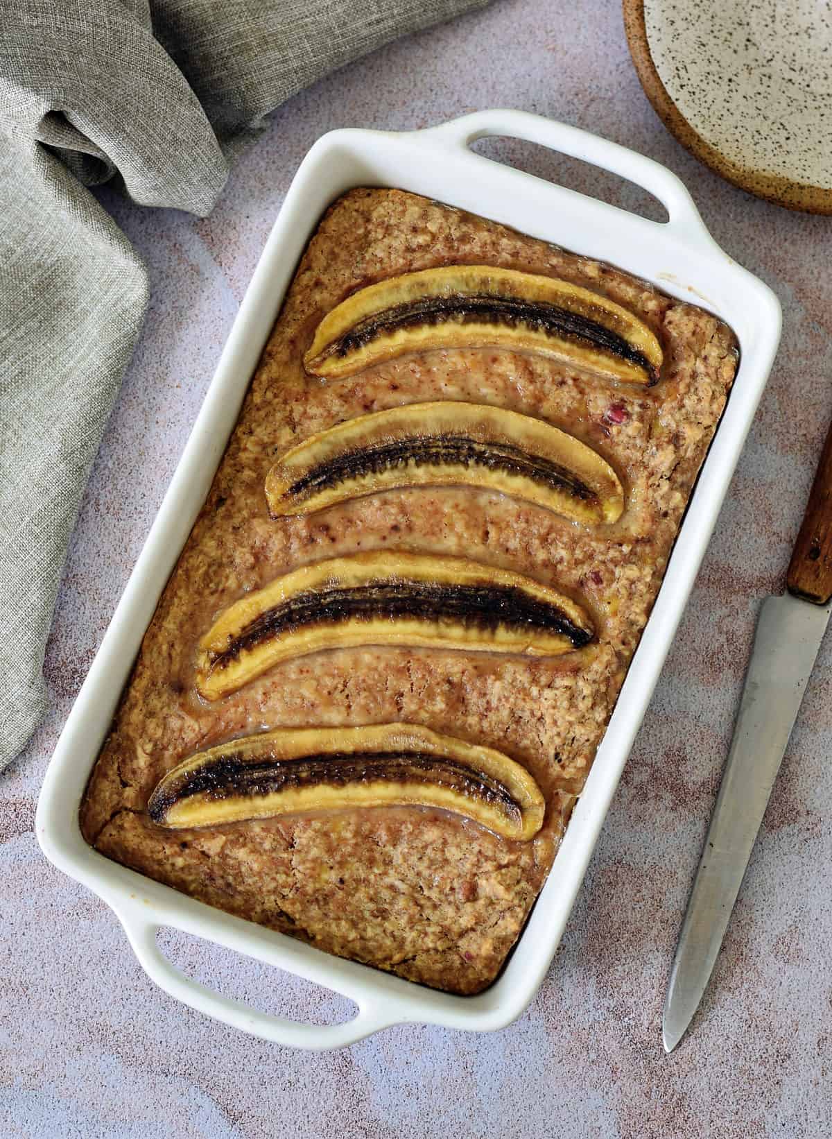 oat bake with banana slices in white pan