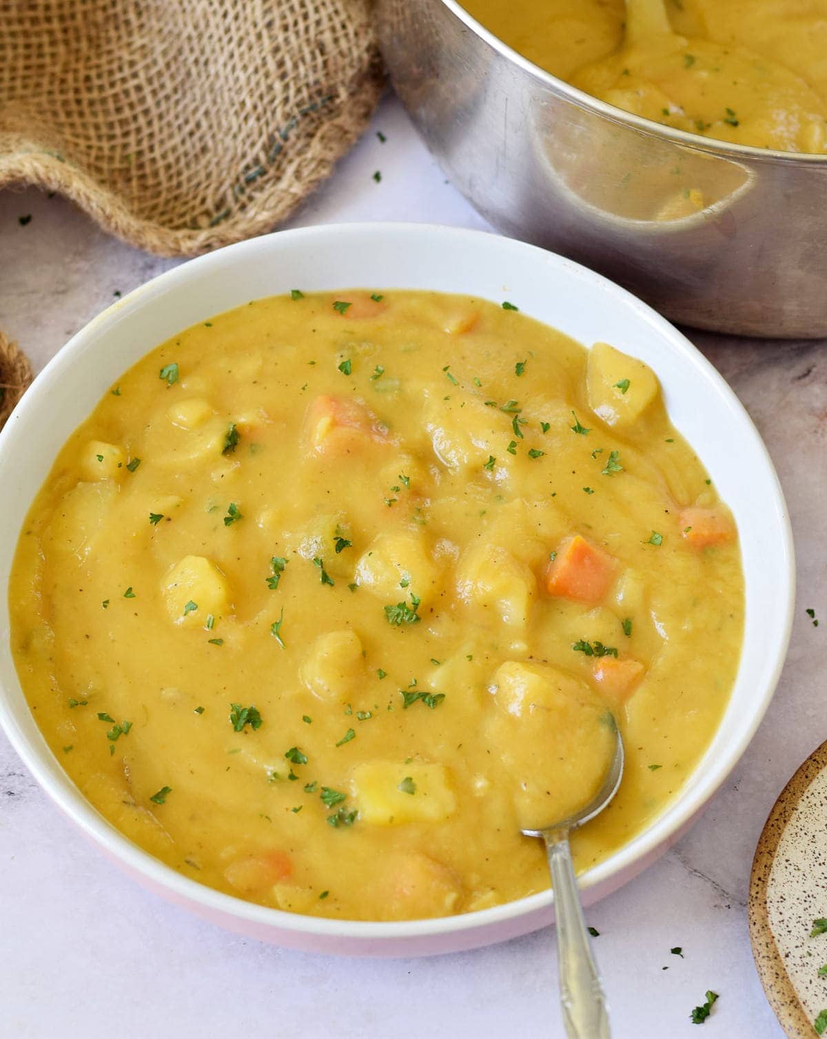 Vegane Suppe mit Kartoffeln und Möhren in Schüssel