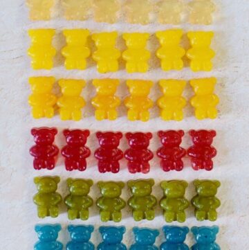 cropped-vegan-gummy-bears-in-6-different-colors-in-several-rows.jpg
