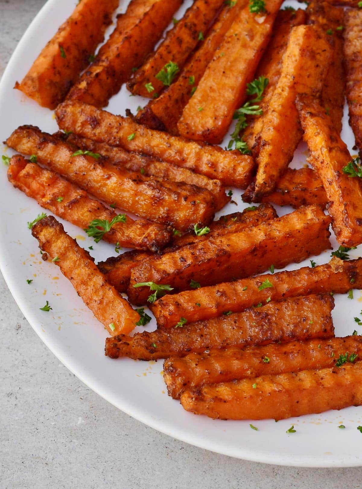 Nahaufnahme von gebackenen Karottensticks