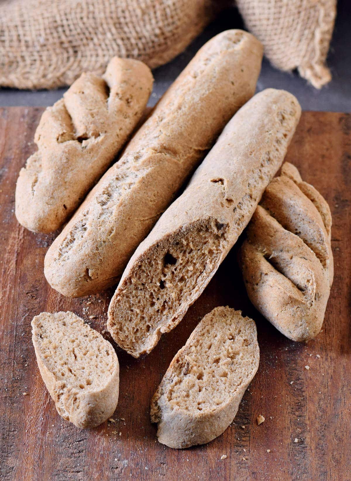 Mehrere Baguette Laibe selbstgemachtes glutenfreies Brot ohne Hefe auf Holzbrett