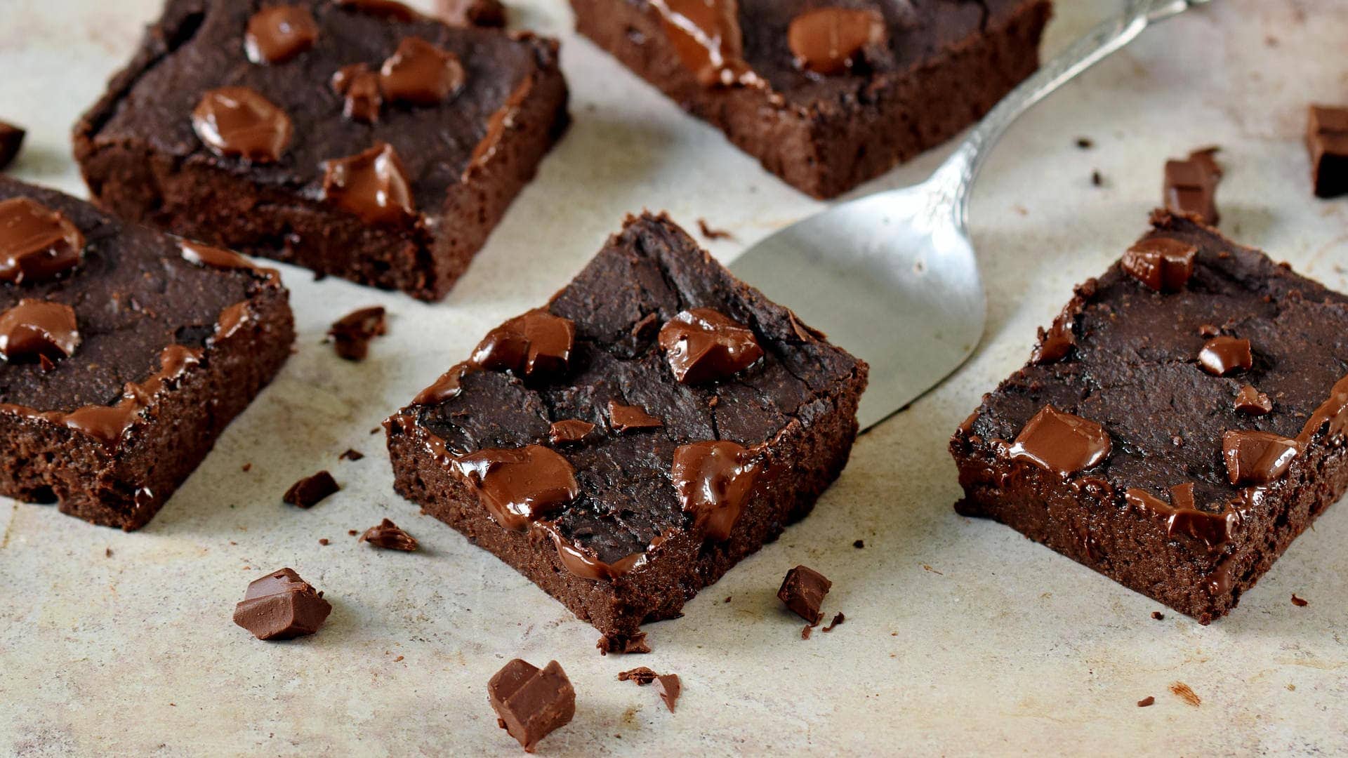 Queraufnahme von schwarzen Bohnen-Brownies mit veganer Schokolade oben drauf