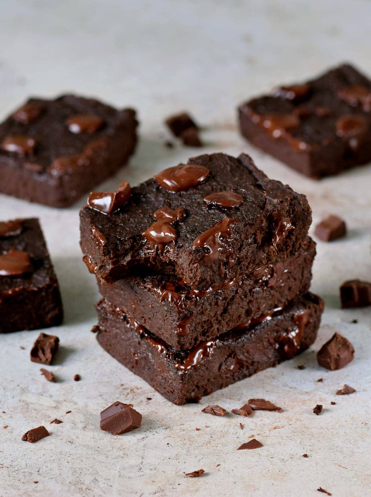 Stapel von 3 Brownie-Stücken mit veganer Schokolade