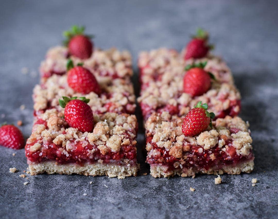 6 pieces of crumble cake with strawberries