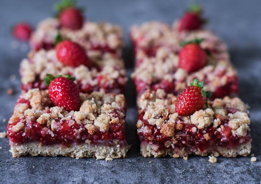 6 vegan oat crumb bars decorated with small strawberries