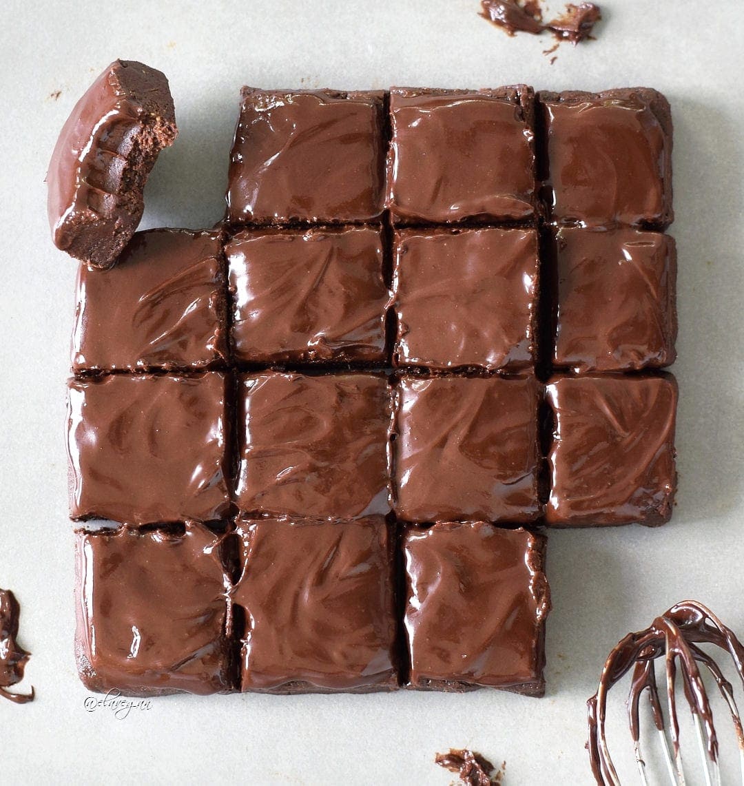 15 quadratische Rohkost-Brownies eine mit Bissspuren