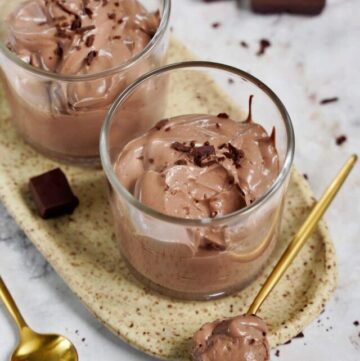cropped-vegan-chocolate-mousse-with-spoon-from-the-side.jpg