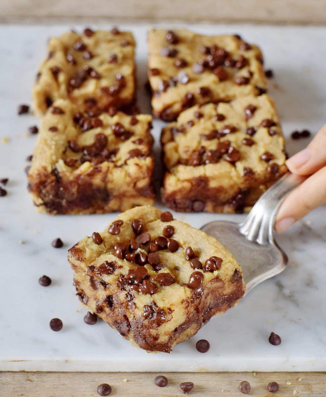 5 blondie bars with chocolate chips