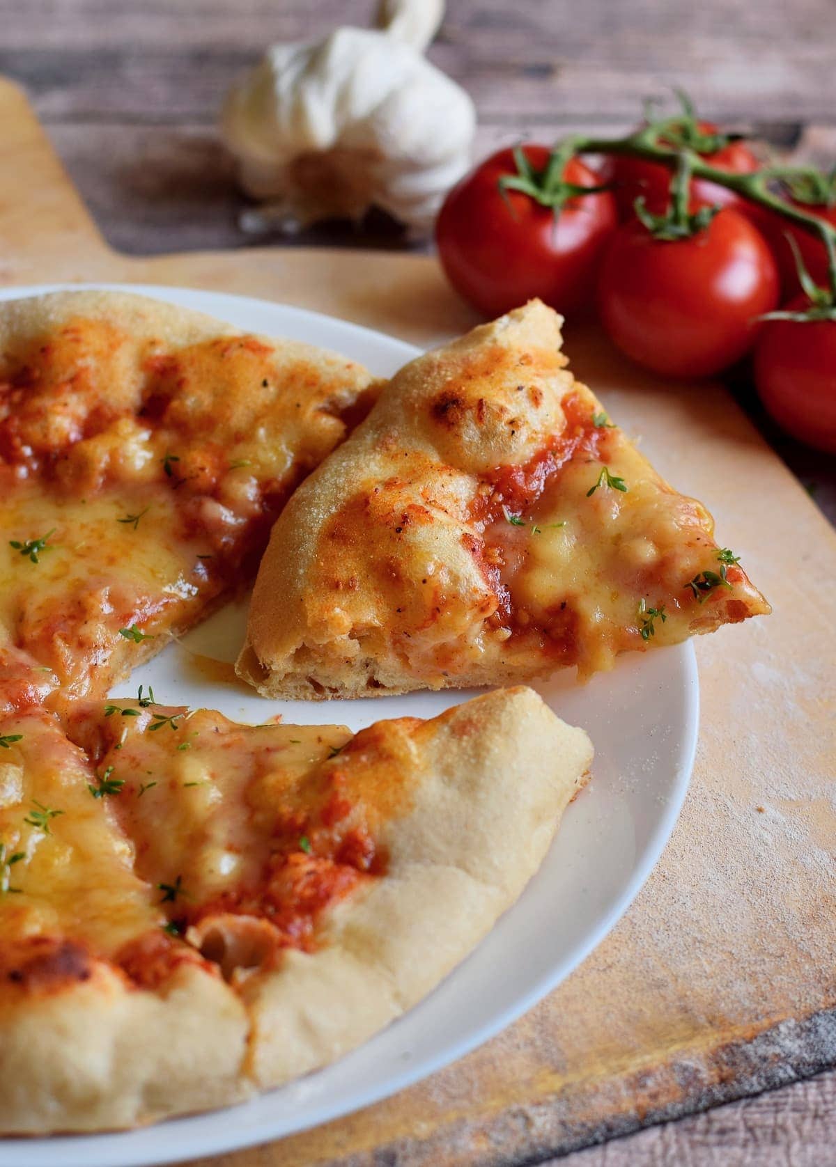 Nahaufnahme eines Stücks italienischer Pizza Napoli mit fluffigem dicken Rand
