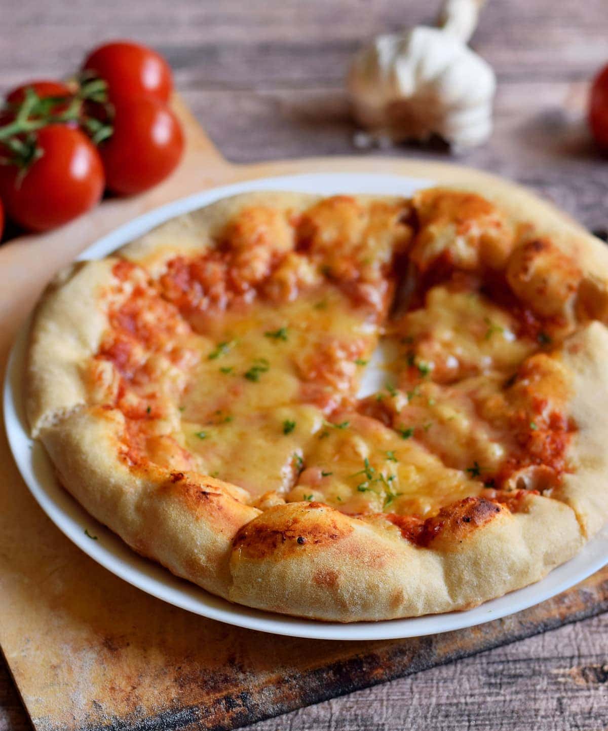 Nahaufnahme eines luftigen Pizzarandes aus Dinkelmehl mit veganem Käse