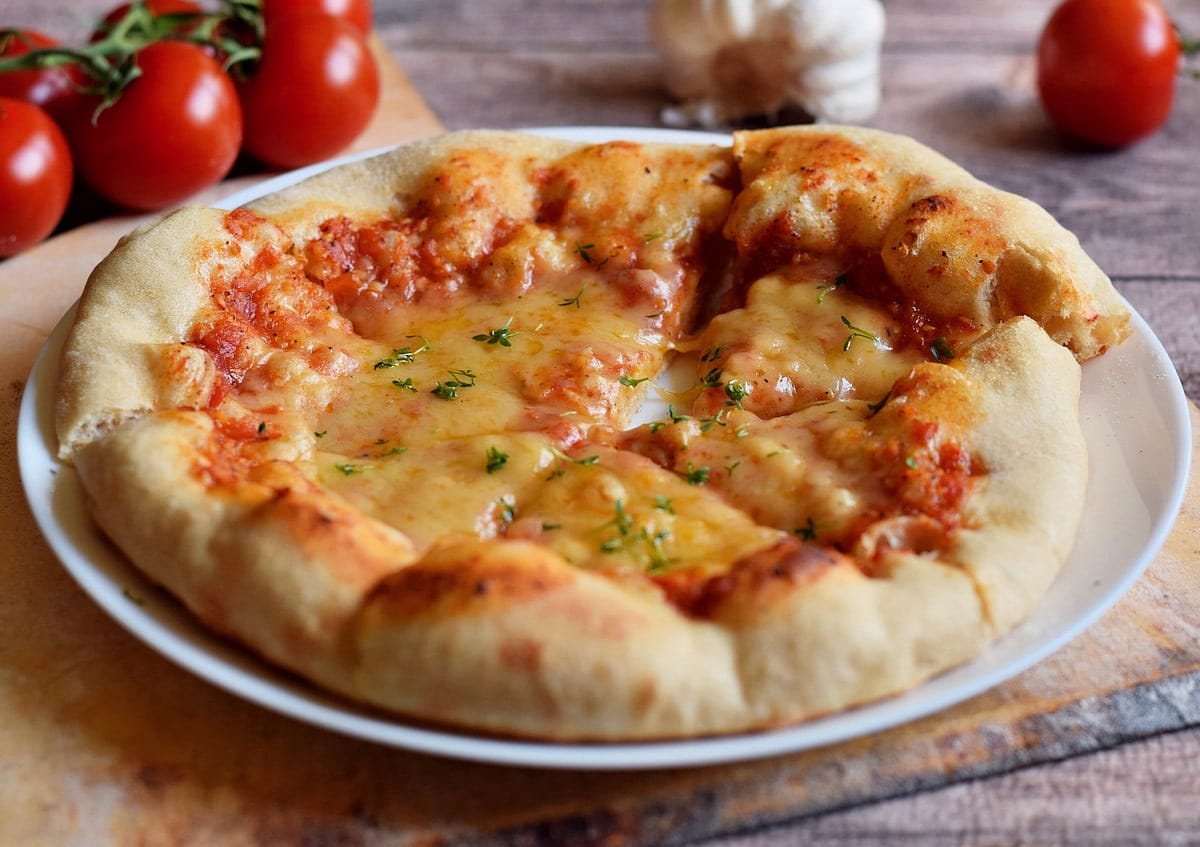 Seitenansicht des besten italienischen Pizzateiges neapolitanischer Art