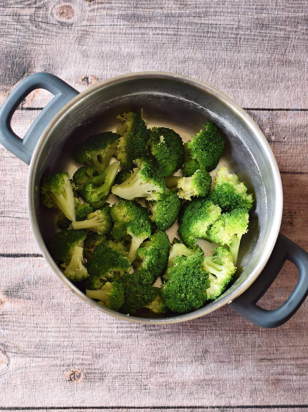 cooked broccoli in pot