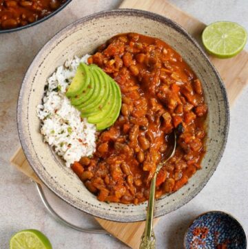 cropped-top-shot-of-vegan-chili-sin-carne-with-rice-and-avocado.jpg