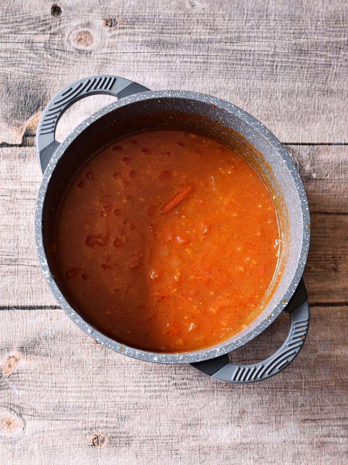 Tomaten-Paprika-Sauce im Topf