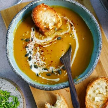cropped-vegan-pumpkin-soup-with-bread-and-coconut-drizzle.jpg
