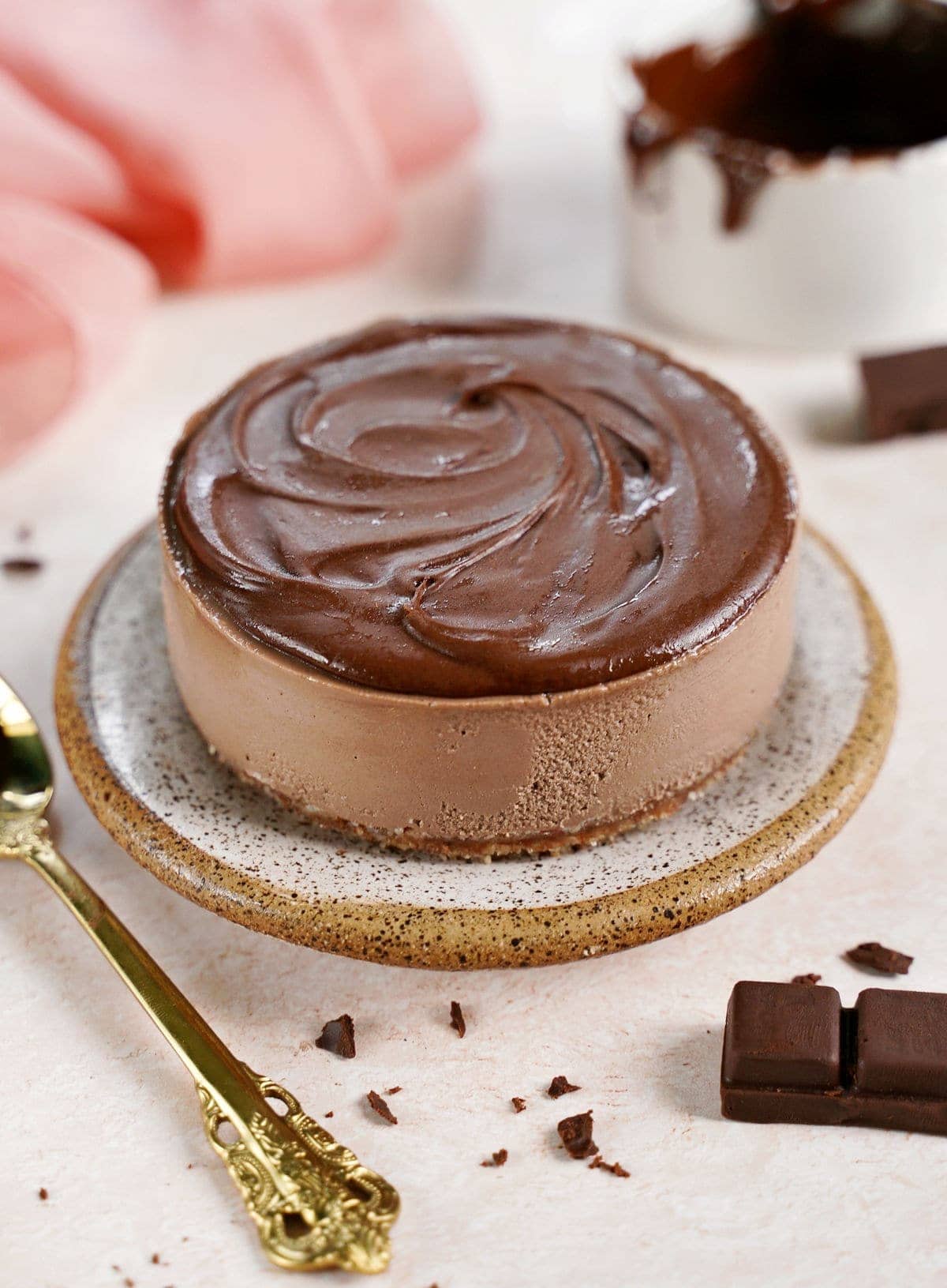 roher kleiner Kuchen mit veganer Schokoladen-Ganache oben drauf