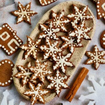 cropped-vegan-gingerbread-cookies-on-ceramic-plate.jpg