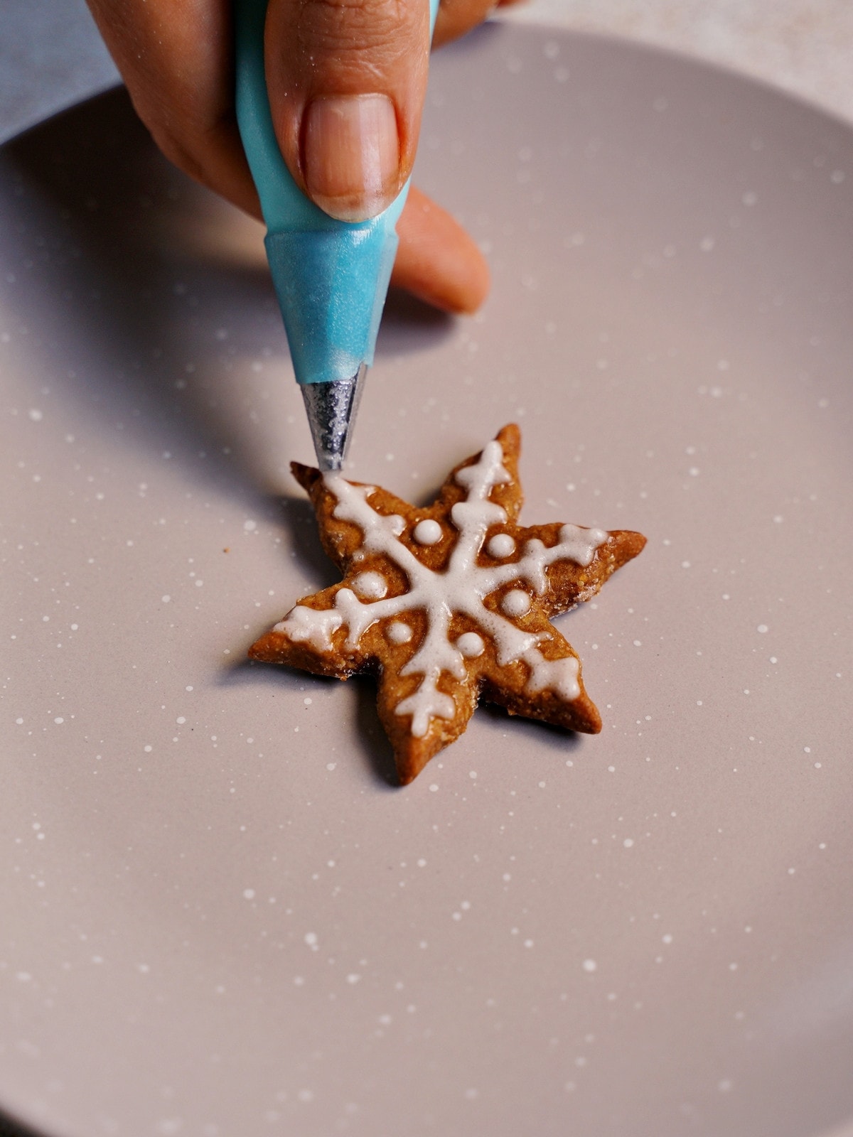 how to decorate a gingerbread star cookie