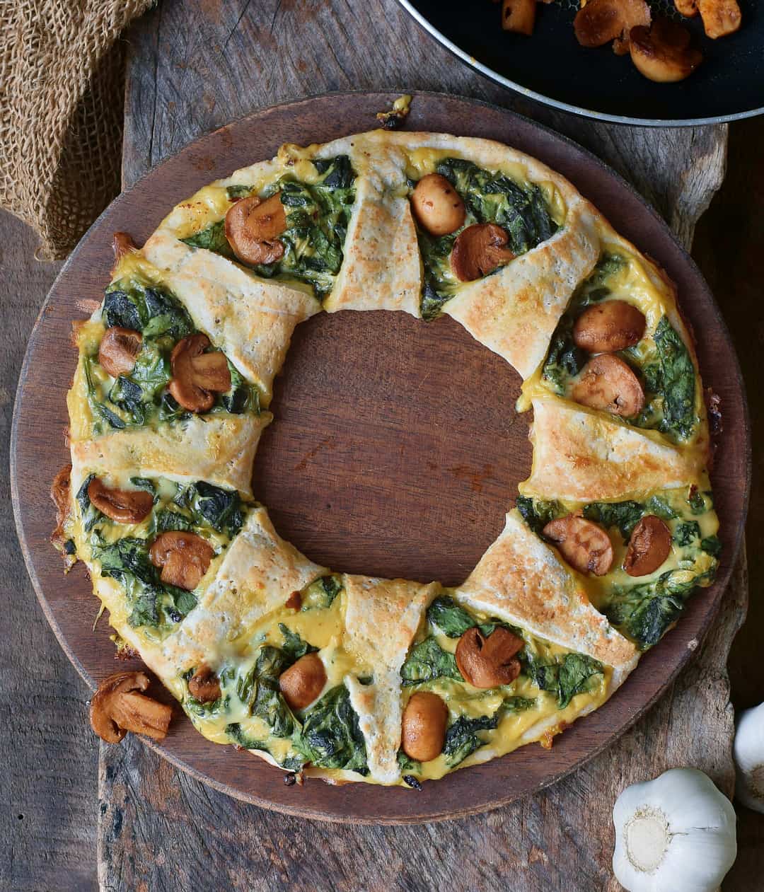 Pizza spinach ring with mushrooms
