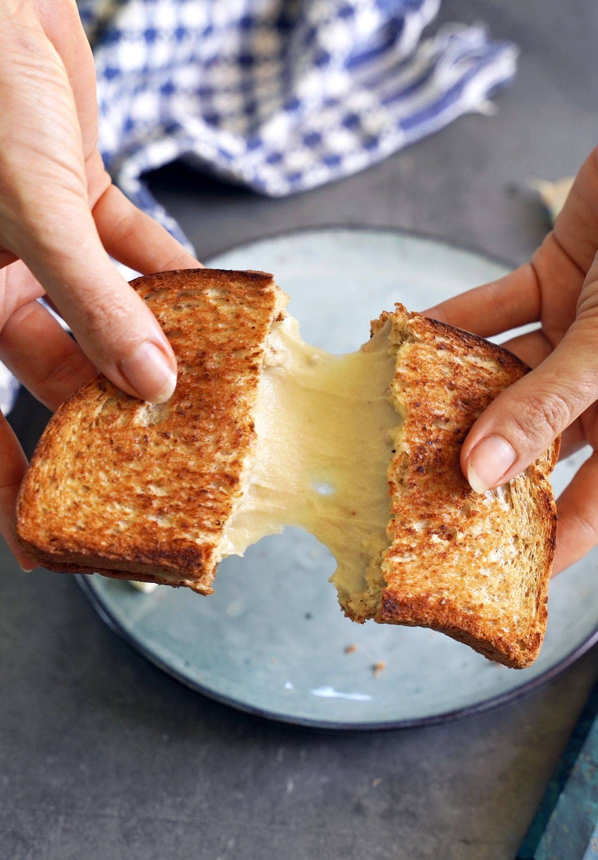 Toast mit veganem Mozzarella-Käse der Fäden zieht