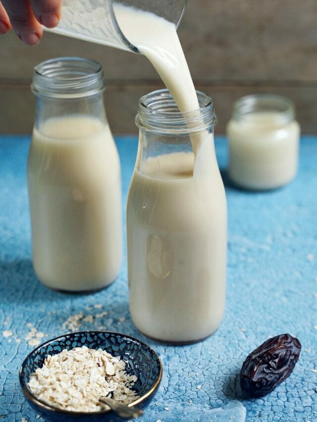 How To Make Oat Milk (Easy Recipe)