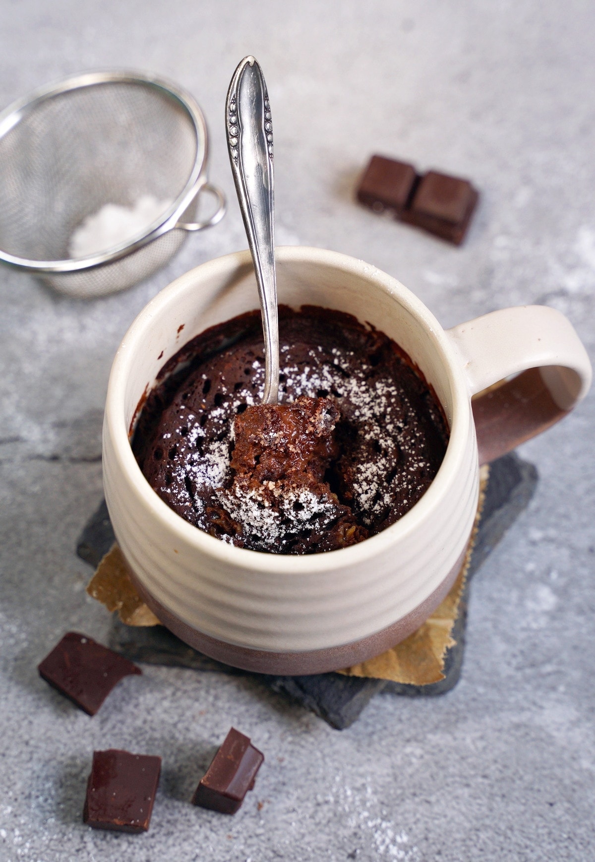 Löffel in Schokoladen-Mug-Cake eingetaucht