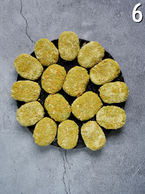 16 Brokkoli-Nuggets mit Panade auf schwarzem Teller