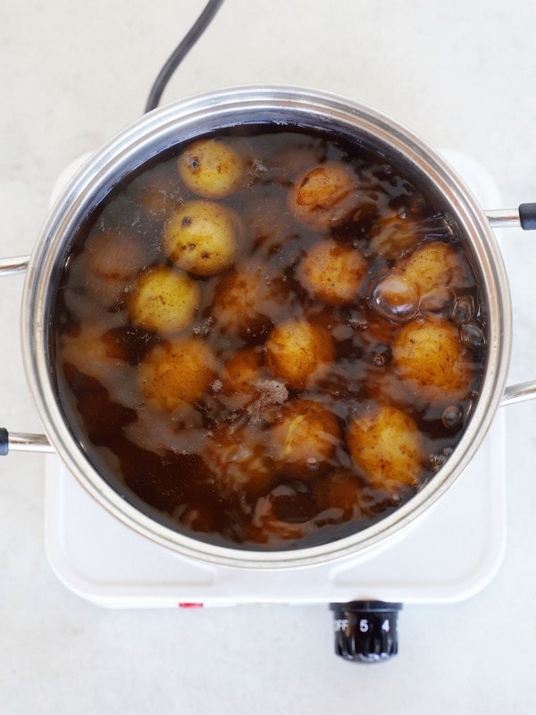 Kartoffeln werden in einem Topf gekocht